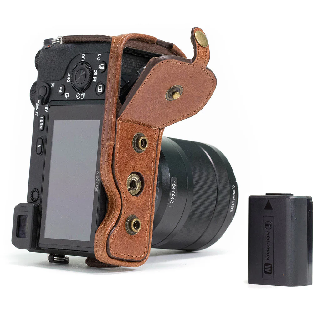 MegaGear Ever Ready Genuine Leather Camera Case for Sony Alpha A6500 16-70mm (Light Brown) - Image 9