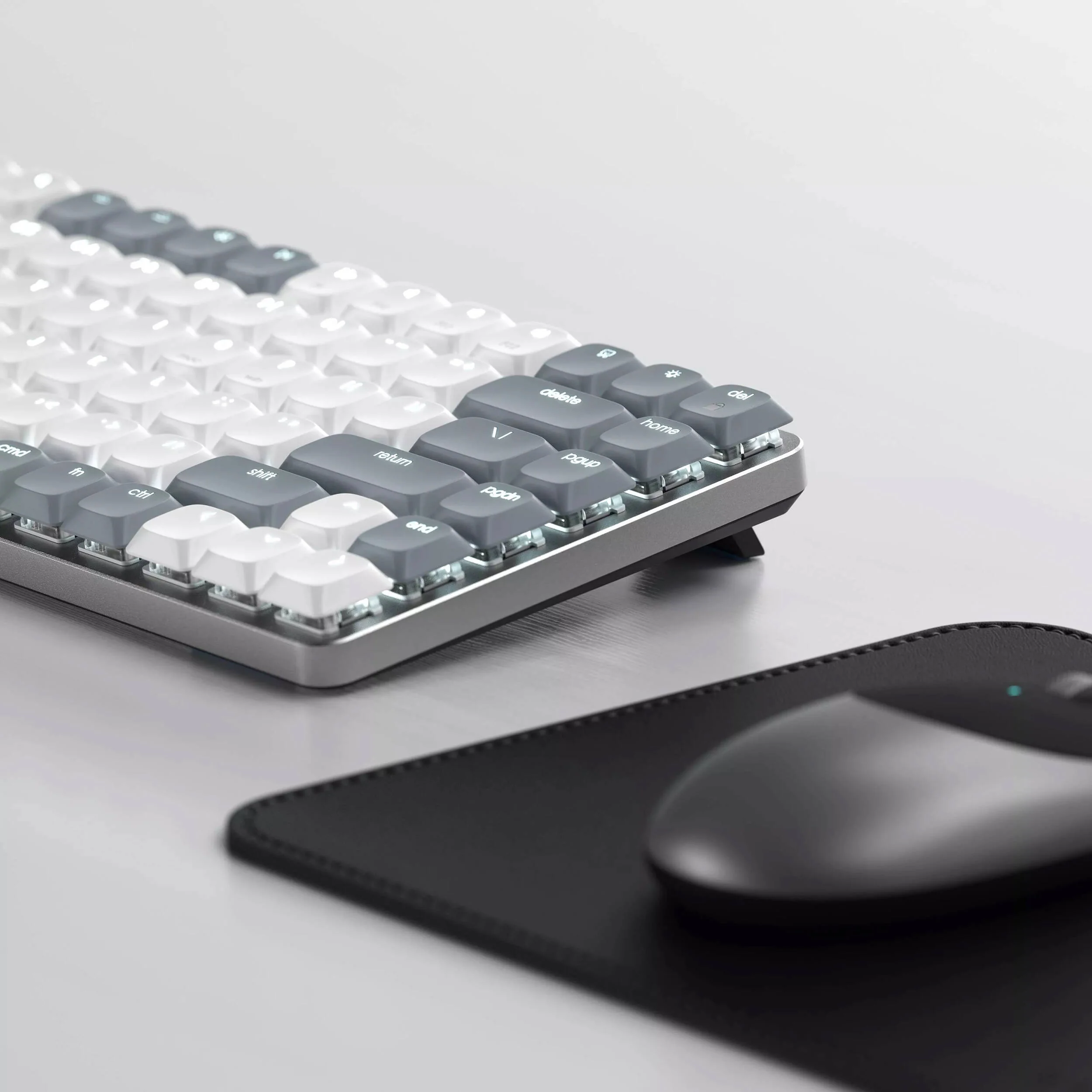 Satechi SM1 Slim Wireless Backlit Mechanical Keyboard (Light) - Image 6